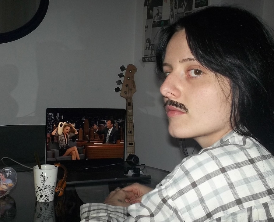BLAYA har i all hemmelighet på seg eksens klær, i sin vanedannende hyperfolk