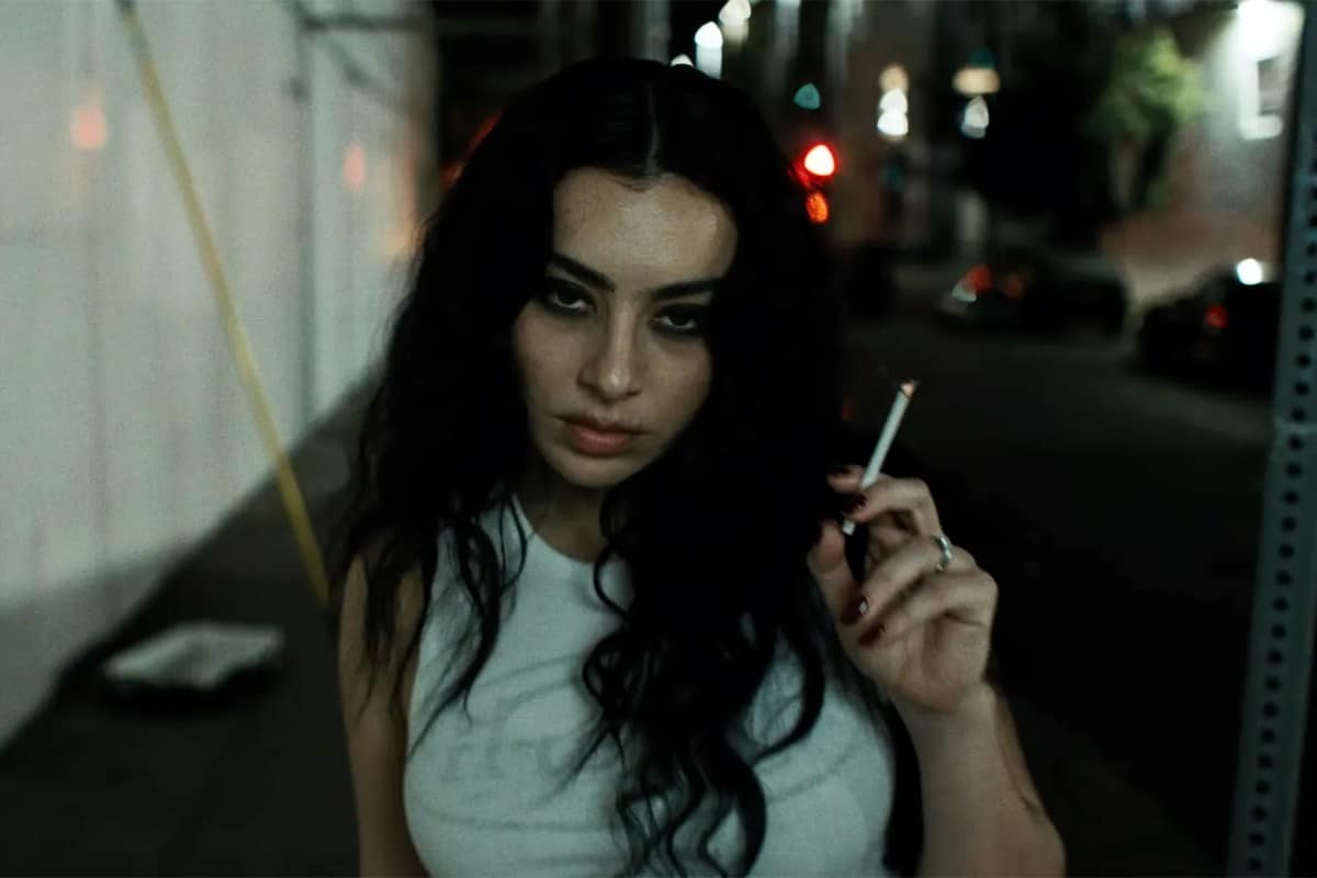 Charli XCX spiller hovedrollen i den nye musikkvideoen til 'The Moment'