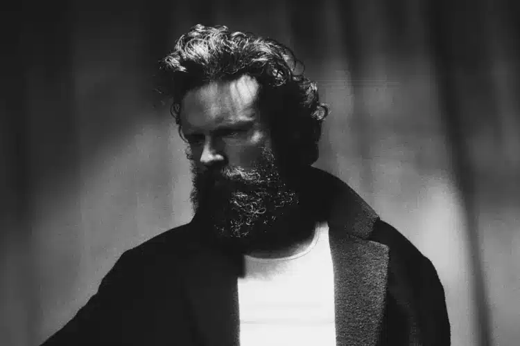 Father John Misty estrena la versión de estudio de “The Old Law”