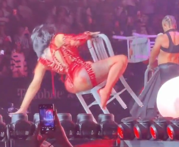 Cardi B faller på en konsert og skriker: "Det var regjeringen!"
