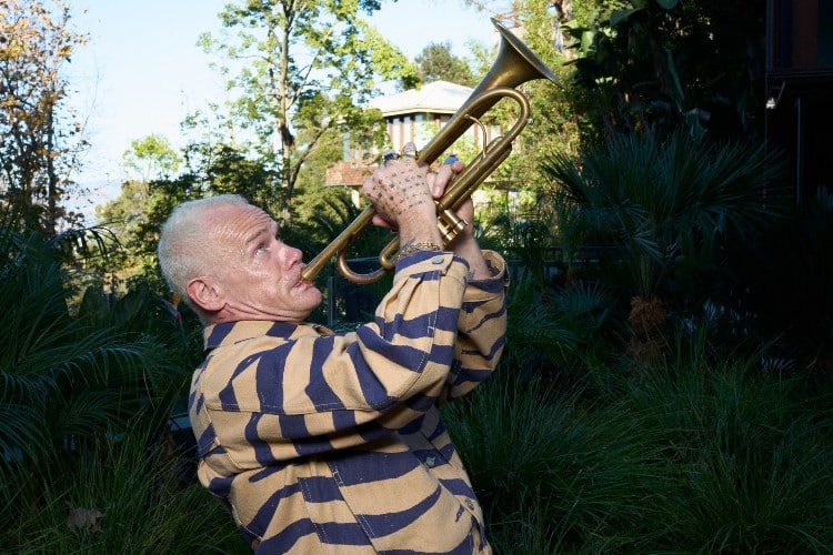 Flea (Red Hot Chili Peppers) versiona a Frank Ocean en su nuevo single