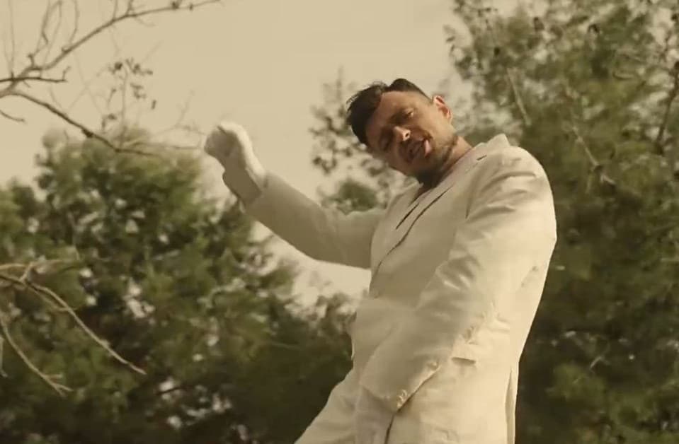 Gabriel Rufián er Bad Bunny i den morsomme parodien på "Polònia"