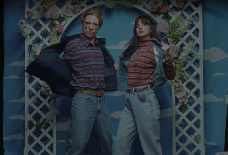 Taylor Swift lager en flott rom-com med cameos for 'Opalite'