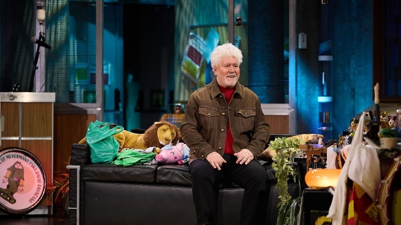 Almodóvar bringer orden i kaoset i La Revuelta med sine anekdoter