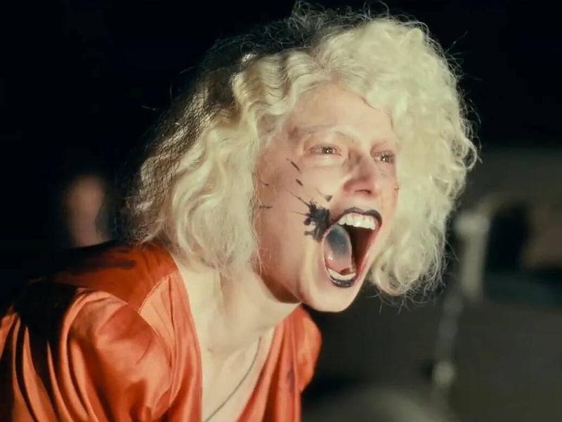 'Bruden!' av Maggie Gyllenhaal er like kaotisk som den er underholdende