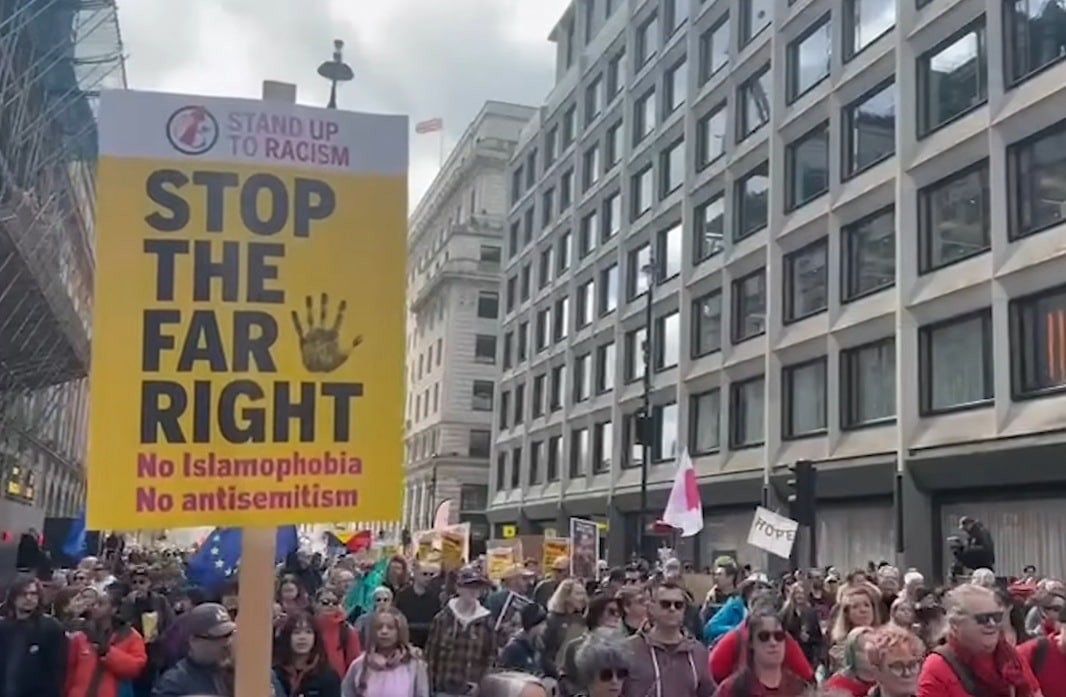 Den store antifascistiske protesten i London: Jessie Ware, Hot Chip...