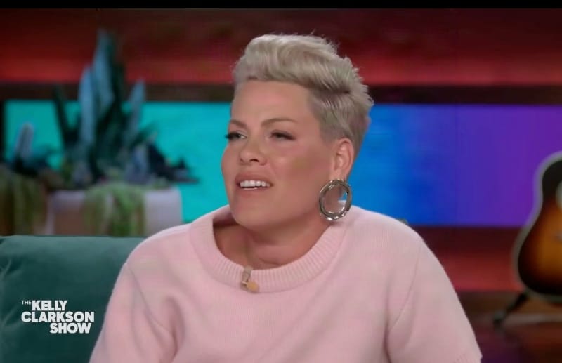 En intervjuobjekt av P!nk forveksler henne med Kelly Clarkson