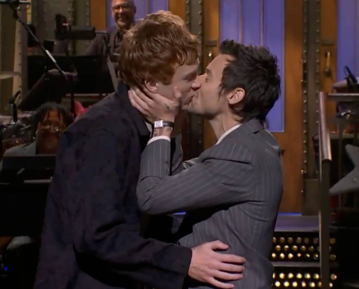 Harry Styles ler av queerbaiting og hans kjedelige image på SNL