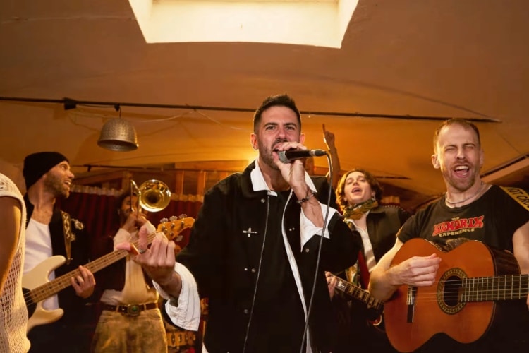 La Pegatina y los paraguayos Kchiporros, unidos en “Rómpela”