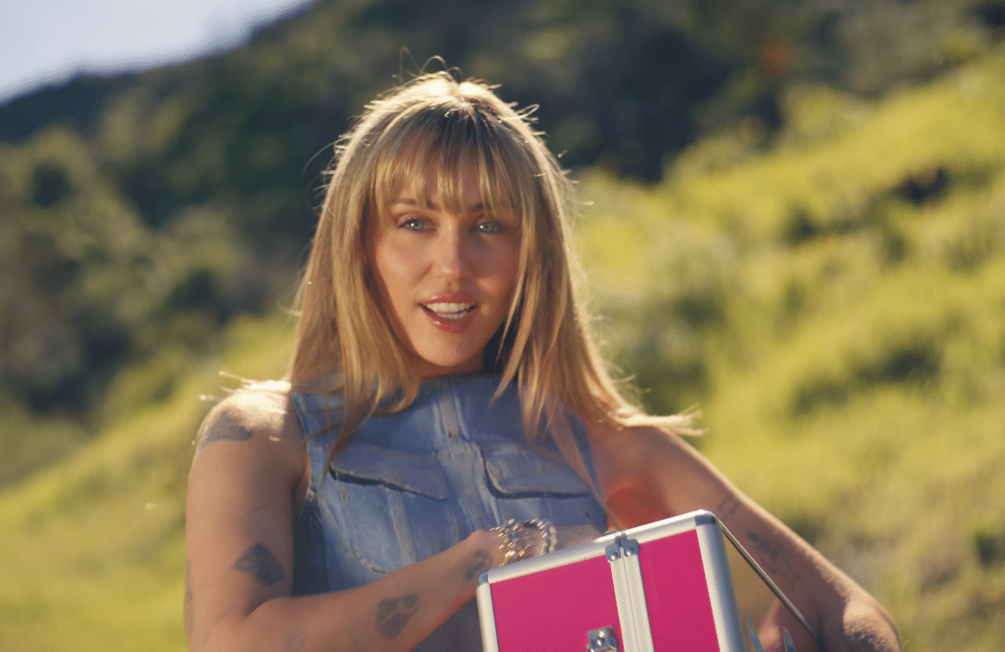 Miley Cyrus og Hannah Montana vil få deg til å gråte med "Younger You"