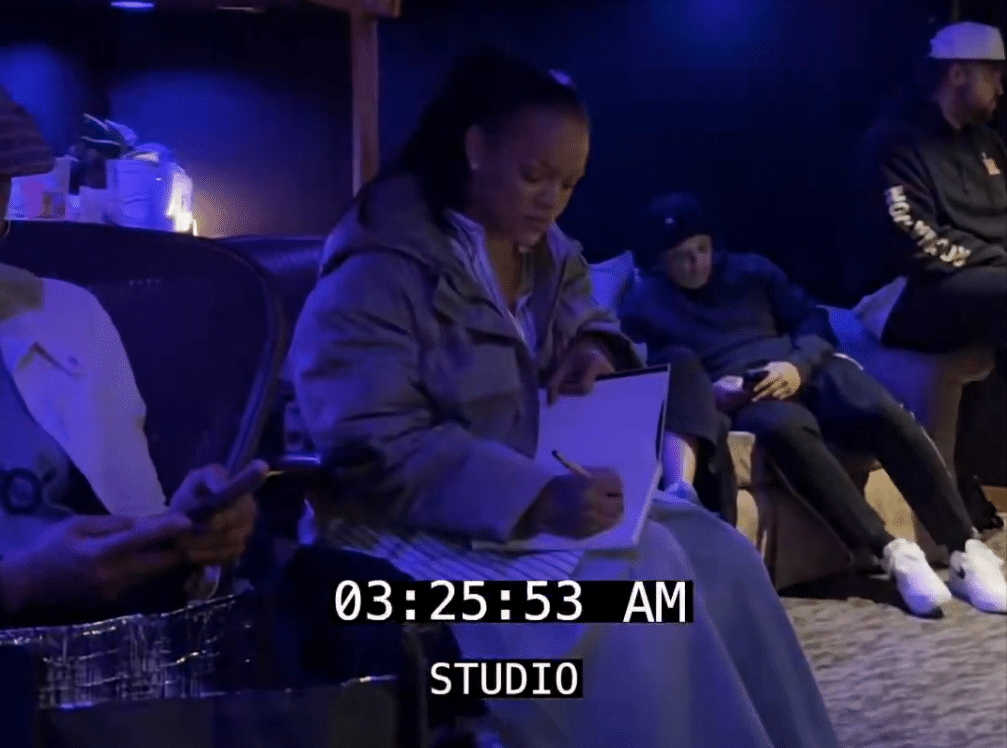 Rihanna spiller inn seg selv i studio: Hvorfor gjør hun dette mot oss?