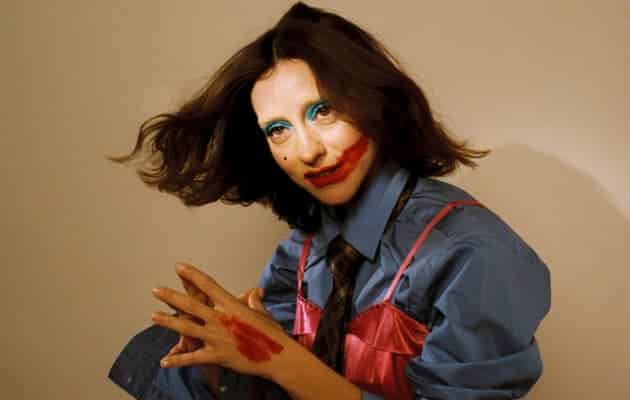 Russian Red, sensuell i 'Liar', detaljer miniresidens