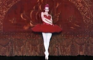 ADÉLA er en elegant spion i det store huset til 'KGB'