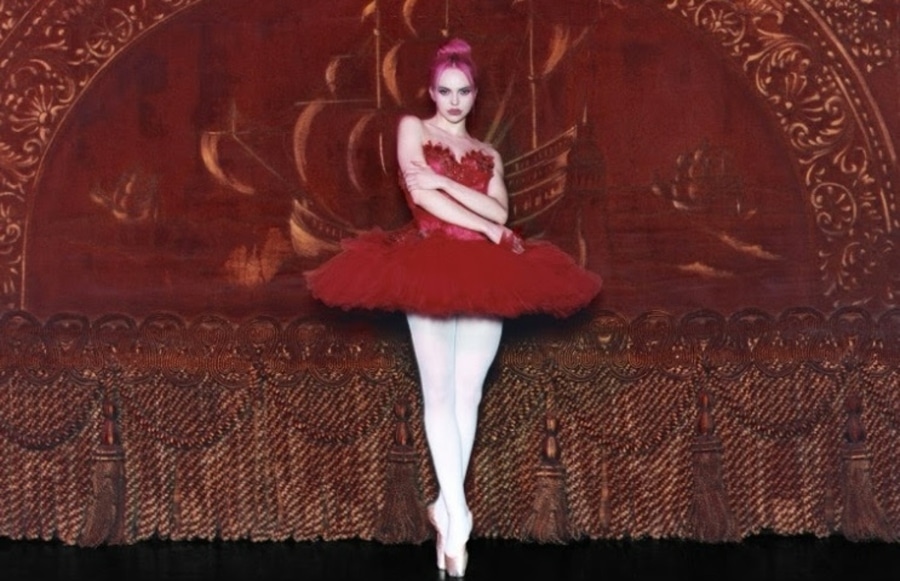 ADÉLA er en elegant spion i det store huset til 'KGB'