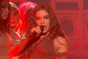 Anitta og Shakira kolliderer ikke i 'Choka Choka', men de fungerer heller ikke