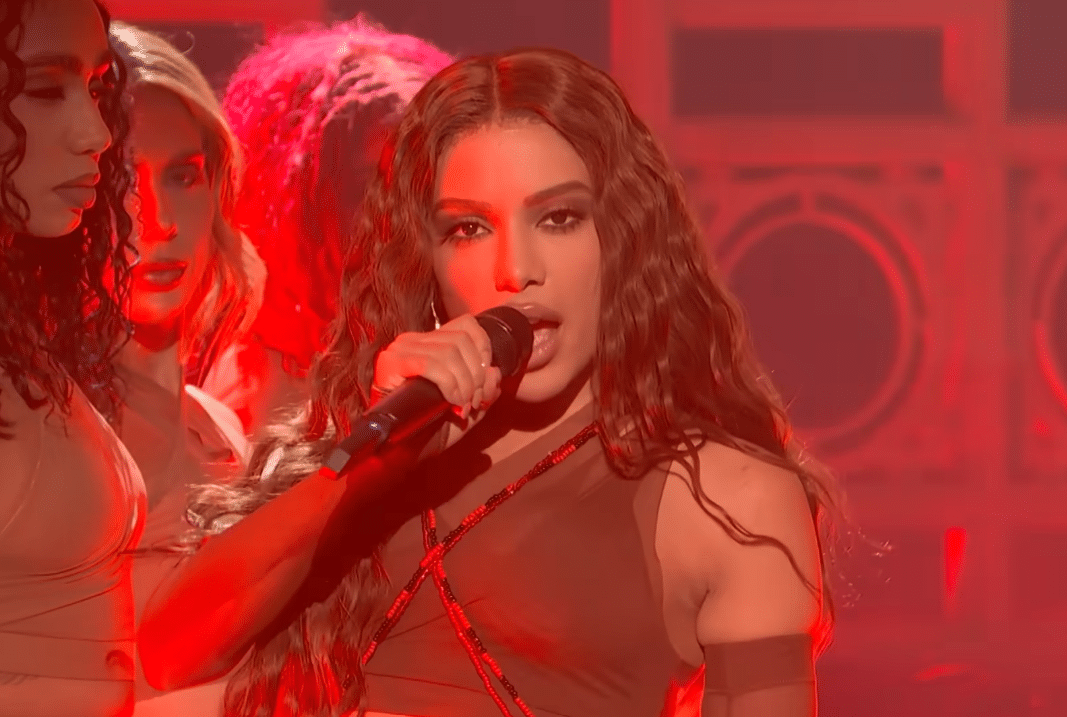 Anitta og Shakira kolliderer ikke i 'Choka Choka', men de fungerer heller ikke