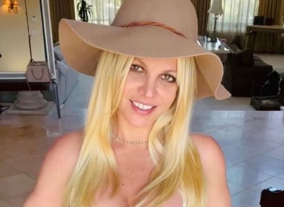 Britney Spears går frivillig inn på rehabilitering