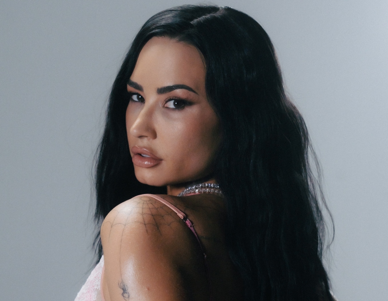 Demi Lovato relanserer albumet sitt med den eksplosive 'Low Rise Jeans'