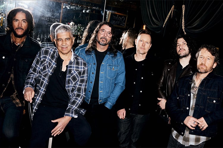 Foo Fighters mantienen la rabia en el nuevo single “Of All People”