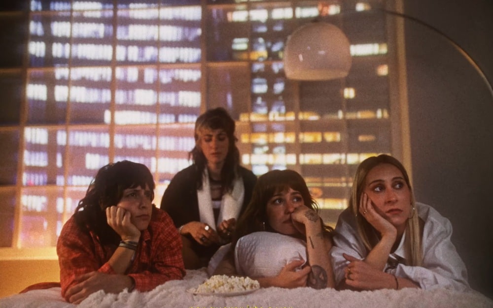 Gin viser sin mest dystre side i "Hostile World"