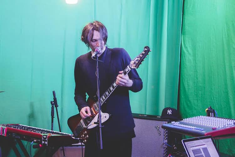 Josh Klinghoffer anuncia nuevo álbum con su proyecto en solitario