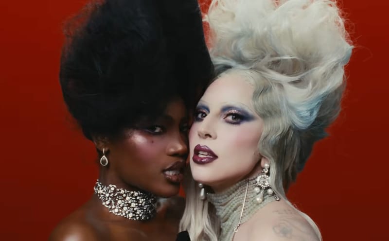 Telefon 2? Lady Gaga og Doechii blender i «Runway»-klippet