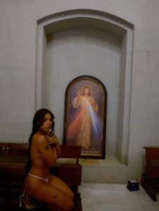 Tokischa, saksøkt av Christian Lawyers for "vanhelligelse"