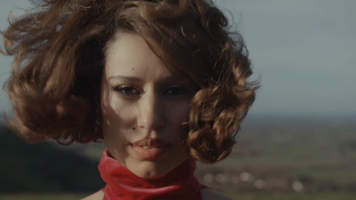 Årets video? RAYE og odysseen til 'Click Clack Symphony'
