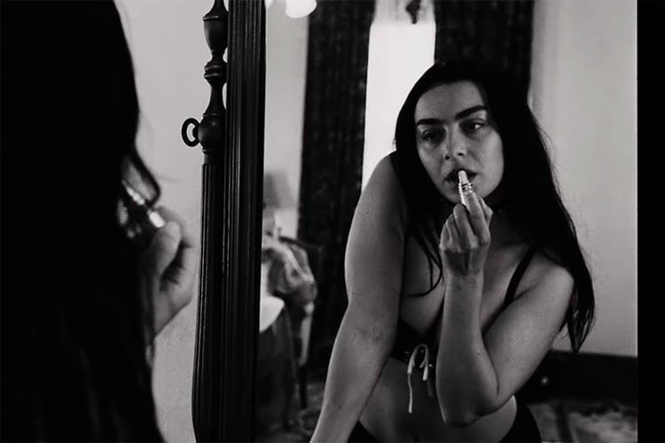 Charli xcx se aleja del universo “Brat” con el single “Rock Music”