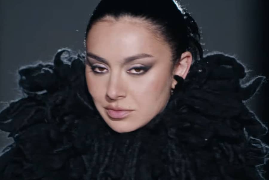 Charli xcx tar godt imot samtidskultur i rockeren 'SS26'