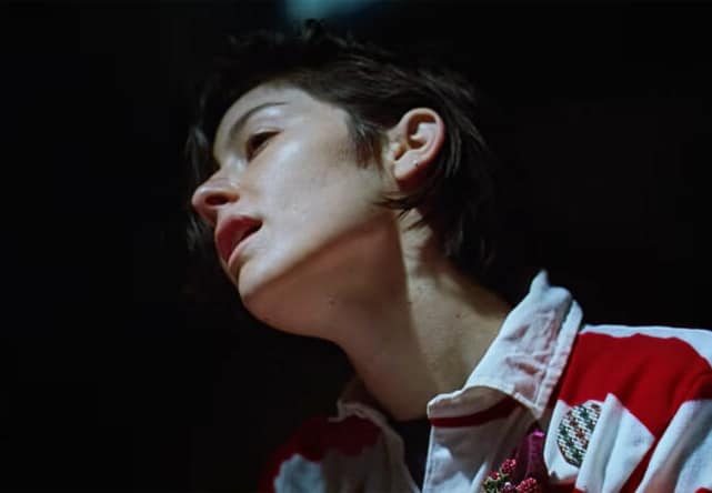 'Hit the Wall' av Gracie Abrams er en haug med klisjeer
