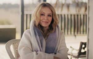 Kylie Minogue har premiere på «Light Up» og avslører sin kreftdiagnose fra 2021