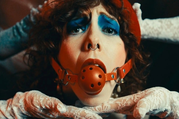 Madbel se rebela contra la dictadura de la perfección en “Perfecta”
