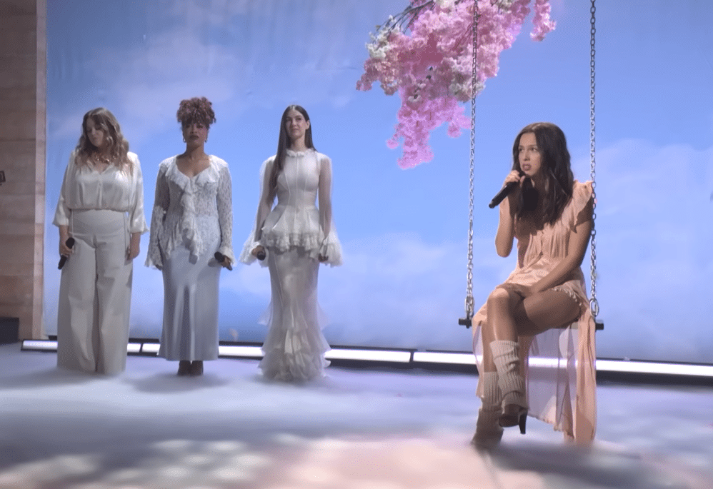 Olivia Rodrigo har premiere på «tigget» med Weyes Blood på SNL