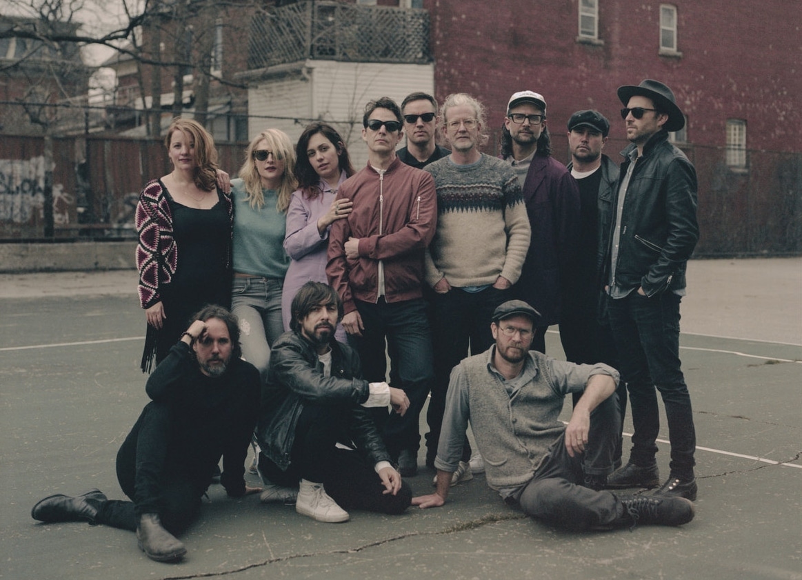 Broken Social Scene: "Det vekker tvil om å bruke så mye på AI når det er sult, folk dør eller uten medisinsk behandling"