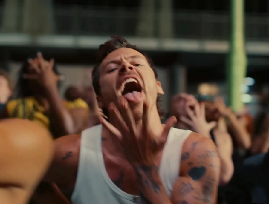 Harry Styles redder Travoltas minishorts i "Dance No More"
