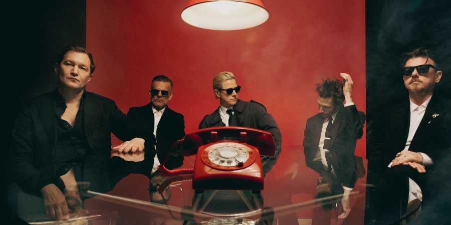 Interpol gir en av kalk og en annen av sand i sitt doble comeback