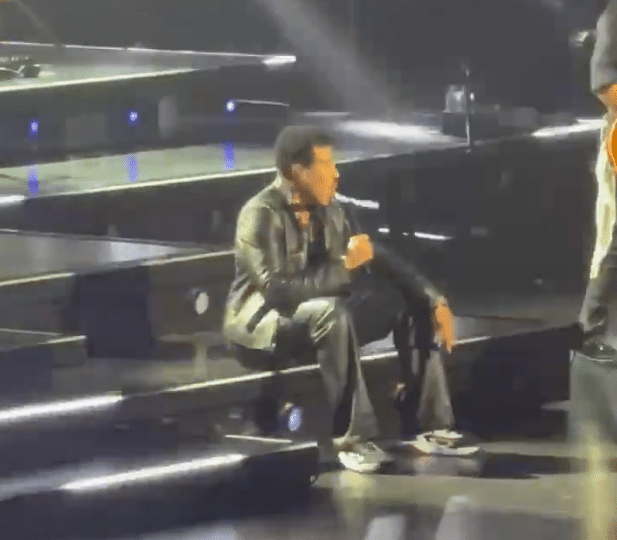 Lionel Richie, «svimmel» på scenen midt under konserten