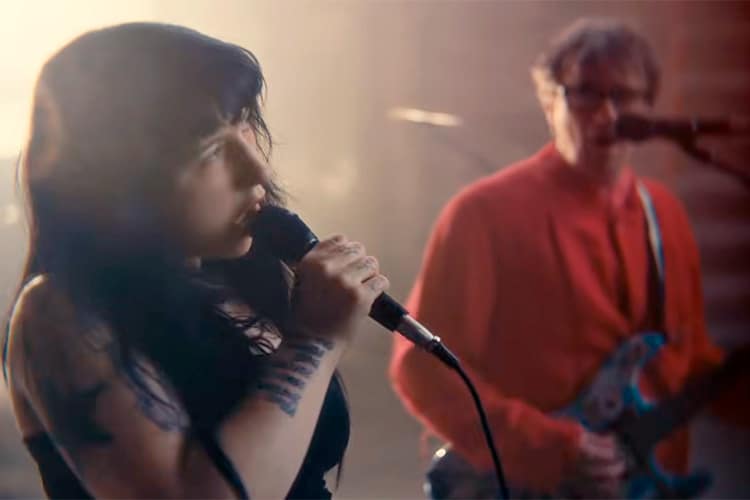 Weezer estrenan “We Might As Well Be Strangers“ con Karly Hartzman (Wednesday)
