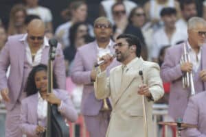Bad Bunny, Taylor Swift, Gaga, Sabrina og Tate McRae, på Emmy-utdelingen