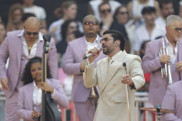Bad Bunny, Taylor Swift, Gaga, Sabrina og Tate McRae, på Emmy-utdelingen