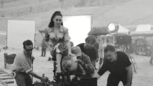 Charli xcx regisserer Vincent Cassel i den obsessive 'Camera'