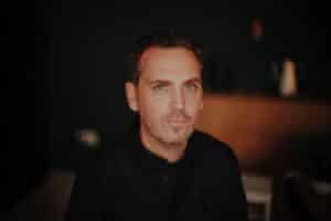 James Ellis Ford anuncia nuevo álbum en solitario con “Overtones”