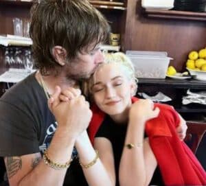 Julia Garner og Mark Foster skilles etter 6 års ekteskap