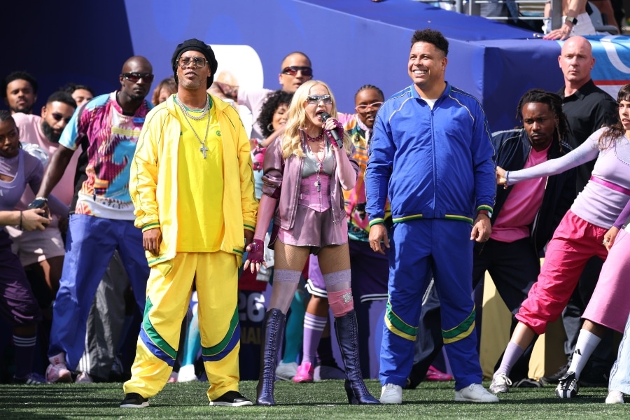 Madonna åpner VM-pauseshowet med en videosnutt med Ronaldinho og Ronaldo