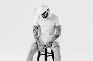Orville Peck kommer ut av hullet i rockabillyen "Too Little, Too Late"