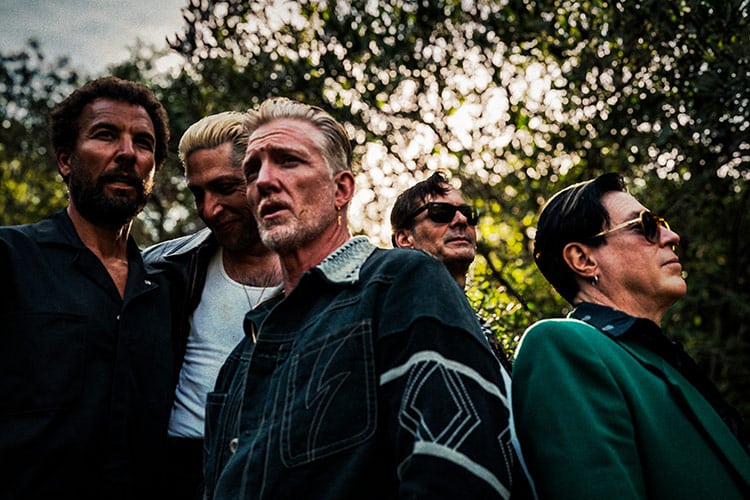 Queen Of The Stone Age, golpe de timón junto a Nikki Lane en “Easy Street”