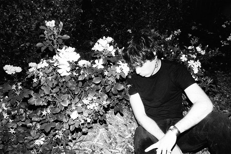 Estrenamos “Azul Azul”, nuevo single de Lázaro