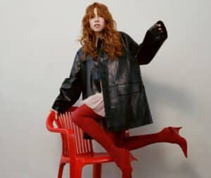 Carly Rae Jepsen lager popmagi med 'Don't Leave Me on the Dance Floor'