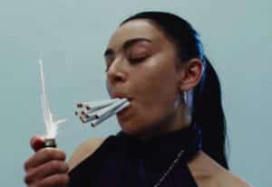 Charli xcx, topp 4 i Spania med "Musikk, mote, film"